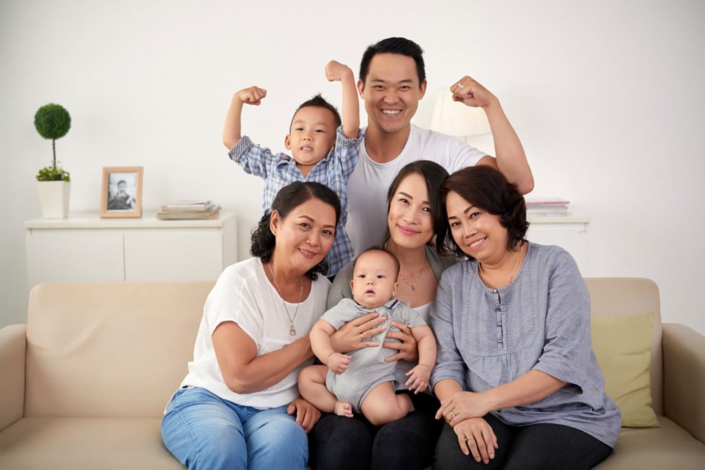 ครอบครัวที่มี พ่อ แม่ ย่า ยาย และลูกชาย2คน ทุกคนแข็งแรง